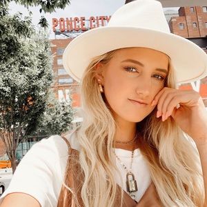 Meet your Posher, Lillie